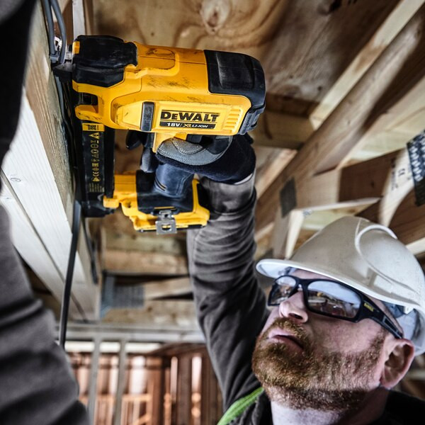 Akumulatorinis kabių kalimo įrankis 18V (2x2.0Ah) DCN701D2-QW DEWALT