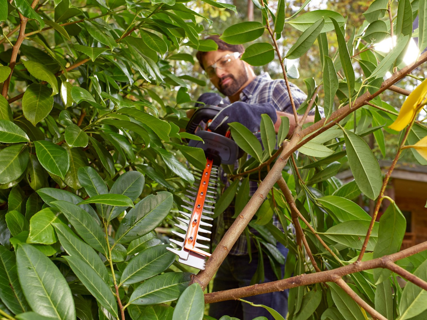 „Black & Decker“ gyvatvorių žoliapjovė BEHTS401 - oranžinė / juoda