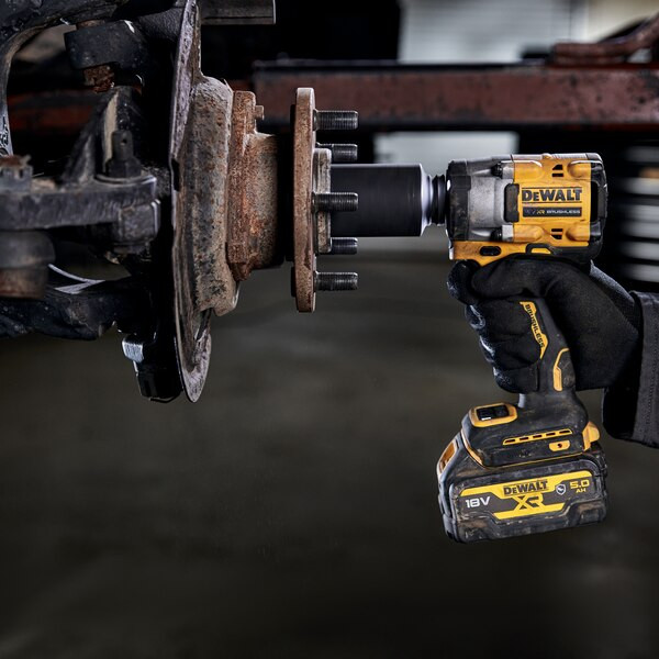 Аккумуляторный ударный гайковерт 18 В (2x5,0 Ач) DCF921P2G-QW DEWALT