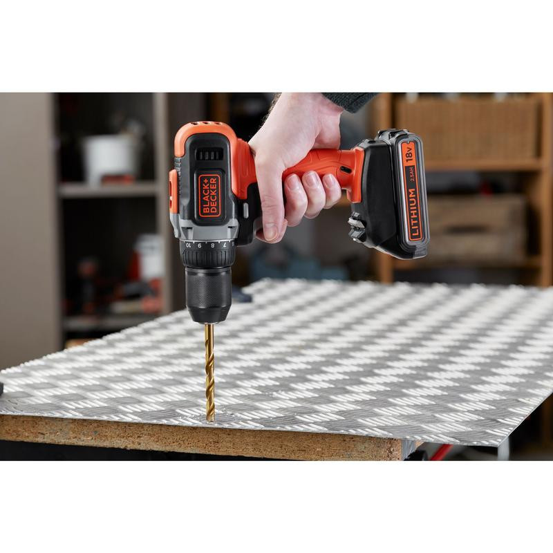 18 V 2 greičių gręžtuvas, metalinis griebtuvas, 2 x 2,5 Ah baterija, 1 A įkroviklis, komplekto dėžutė BCD002ME2K-QW BLACK DECKER