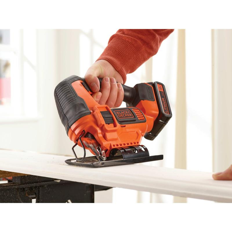 18V figūrzāģis un 2,5 ampēru baterija un 1 ampēra lādētājs BDCJS18E1-QW BLACK DECKER